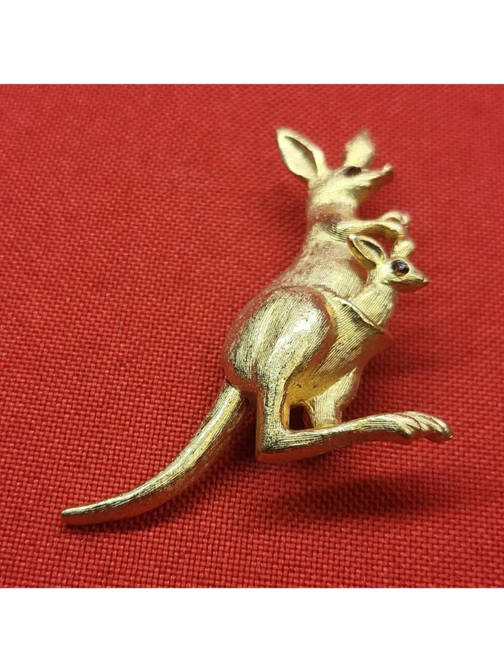 Vtg Avon Kangaroo & Baby Joey in Pouch Pin Brooch Jeweled Eyes Gold Tone 1975